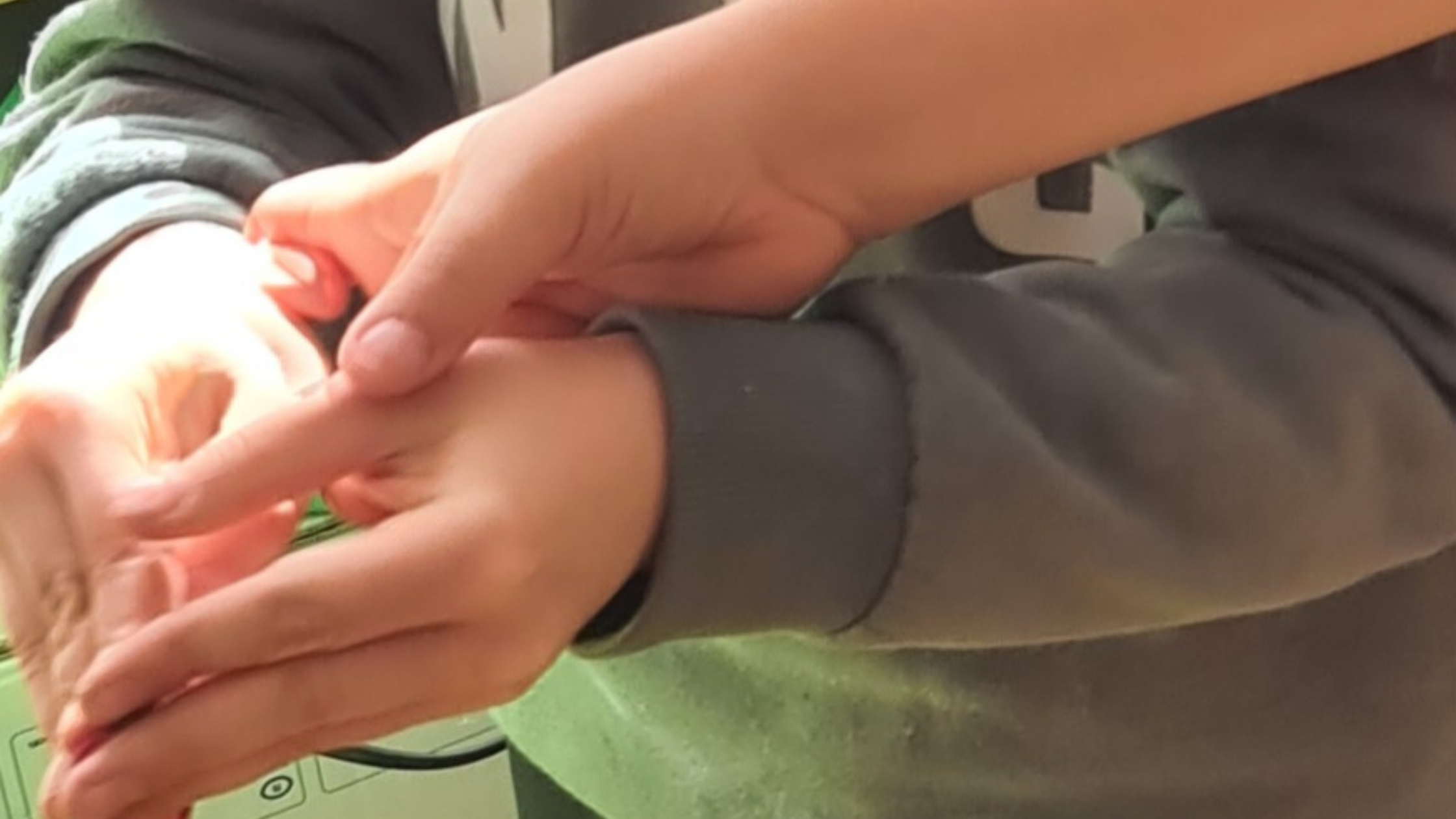 maini de copil, profesori si copii, ajutor, educatie